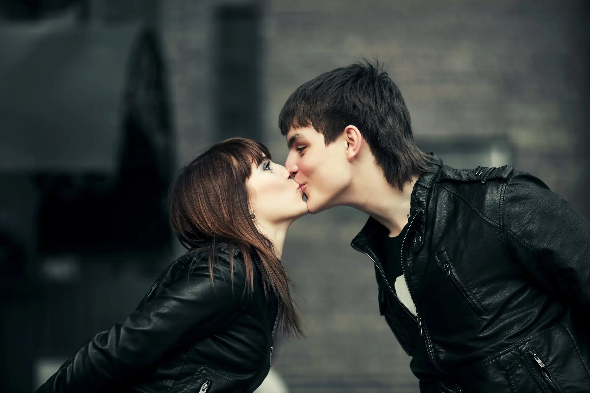 Поцеловать мужчину первой. Юноши и девушки. Поцелуй. Поцелуй парня и девушки. Первый поцелуй с парнем.