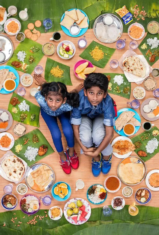 Дети со всего мира с продуктами, которые они съедают за неделю