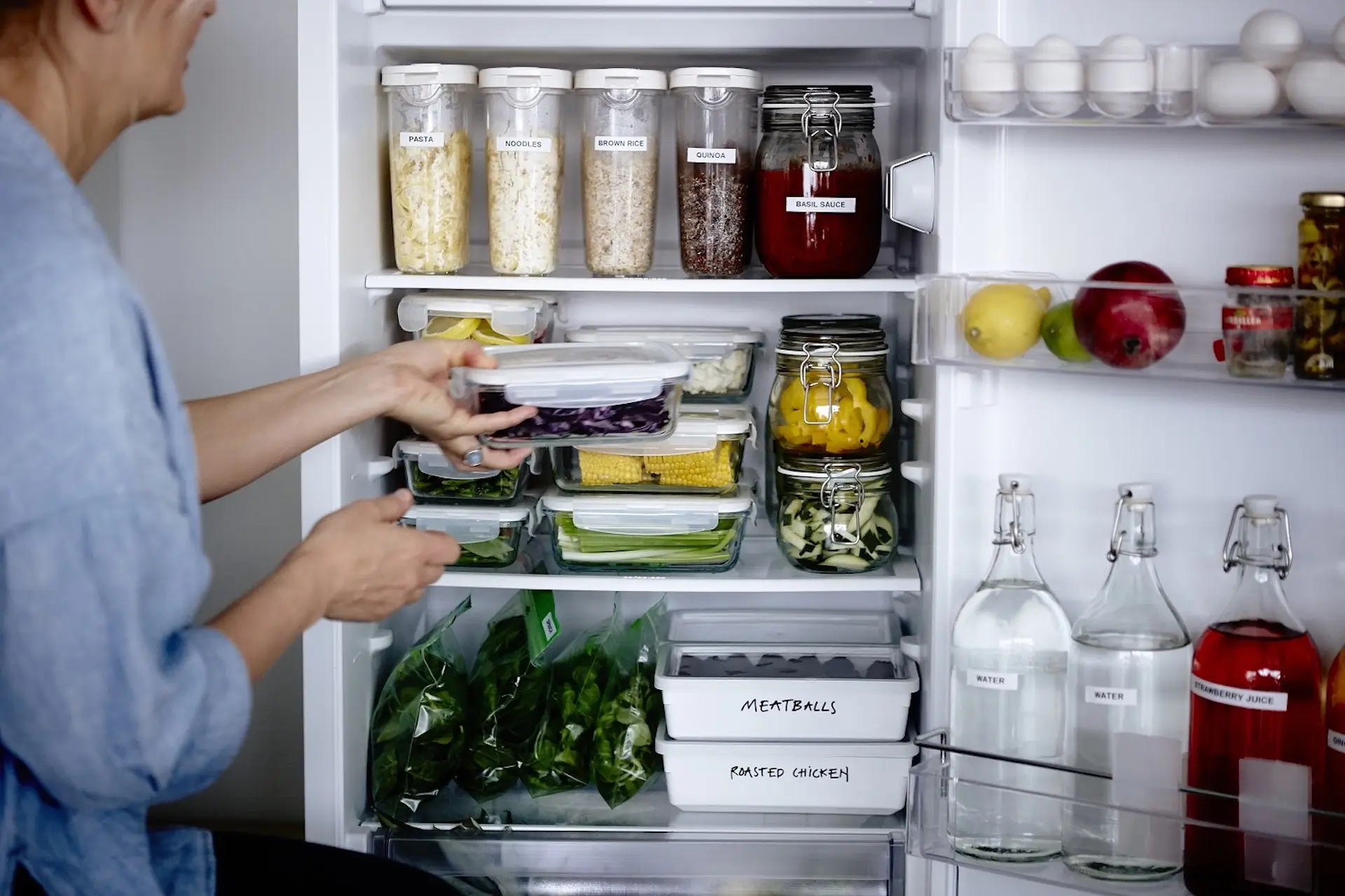 Организация хранения готовой продукции. Хранение продуктов. Хранение в холодильнике. Хранение продуктов в холодильнике. Холодильник с продуктами.