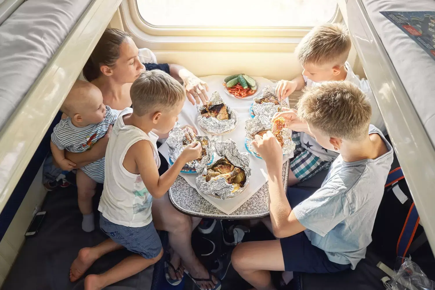 Поезд папа мама. Путешествие на поезде семьей. Многодетная семья в поезде. Поезда для детей. Поездка на поезде с детьми.
