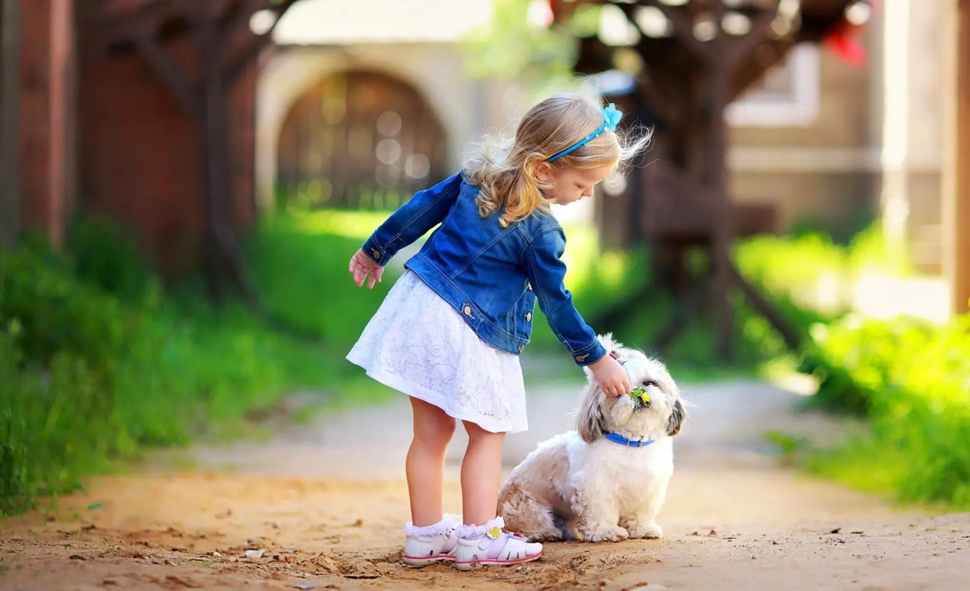 Устал быть добрым. Девочка с собакой. Для детей. Животные. Позитивные фото. Прогулки с малышом.